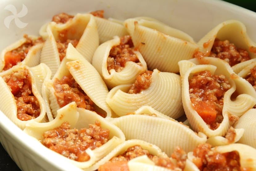 Pasta de caracol rellena de carne de 574.2 Kcal