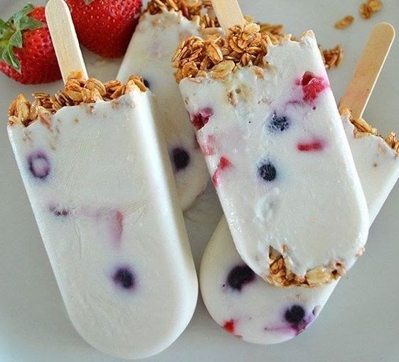 Paletas de leche de yogurt con granola y frutos rojos