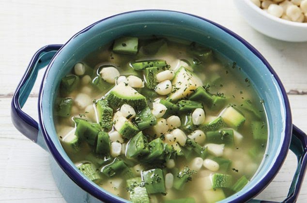 Sopa de nopales, calabaza y granos de elote