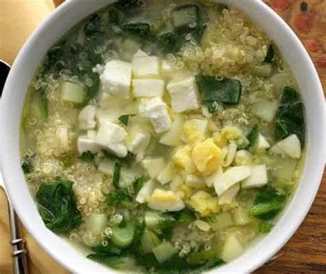 Sopa de Quinoa, espinacas, queso  y cebollitas