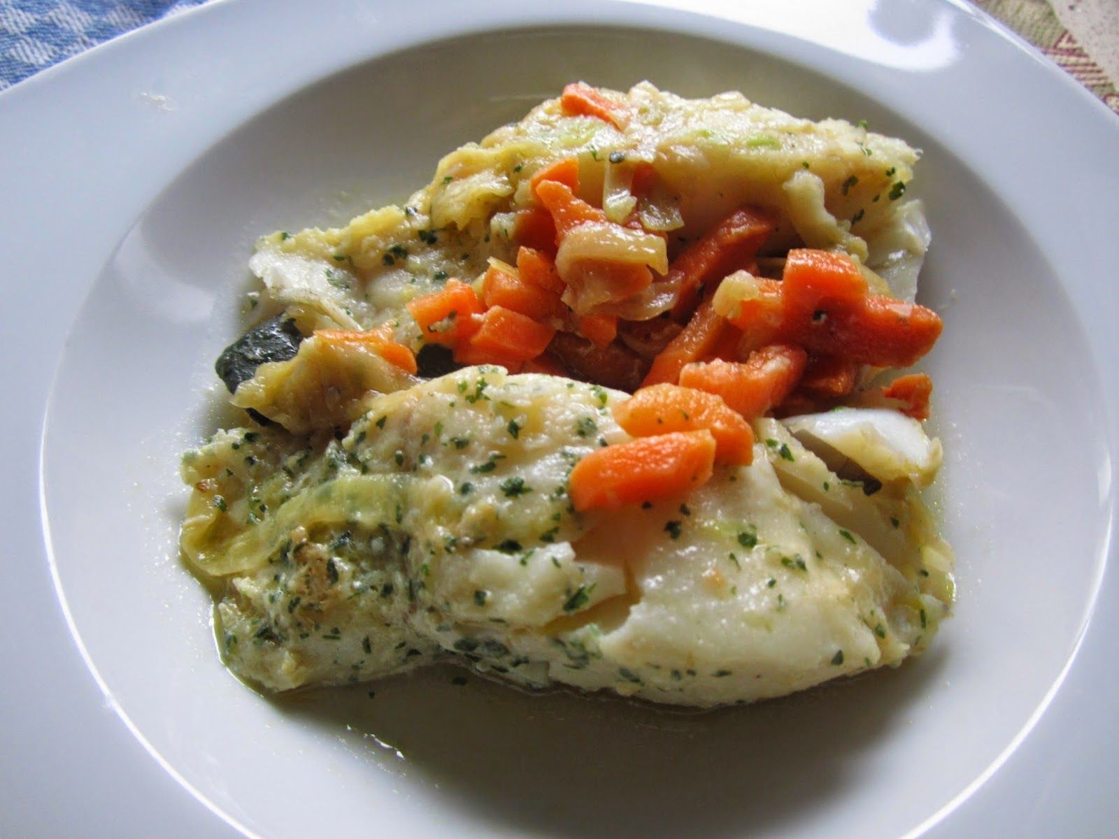 Pescado con zanahoria y cebolla de 126.2 Kcal