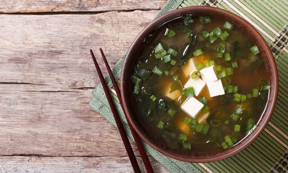 Sopa de miso con pescado de 156 Kcal