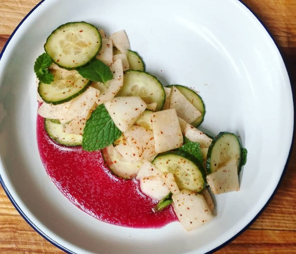 Ensalada de pepino, jícama y menta con salsa de fresa de 128 Kcal