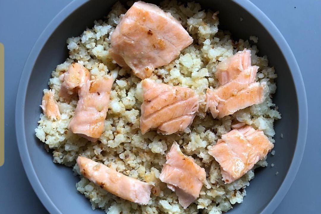 Arroz de coliflor con salmón de 127.2 Kcal