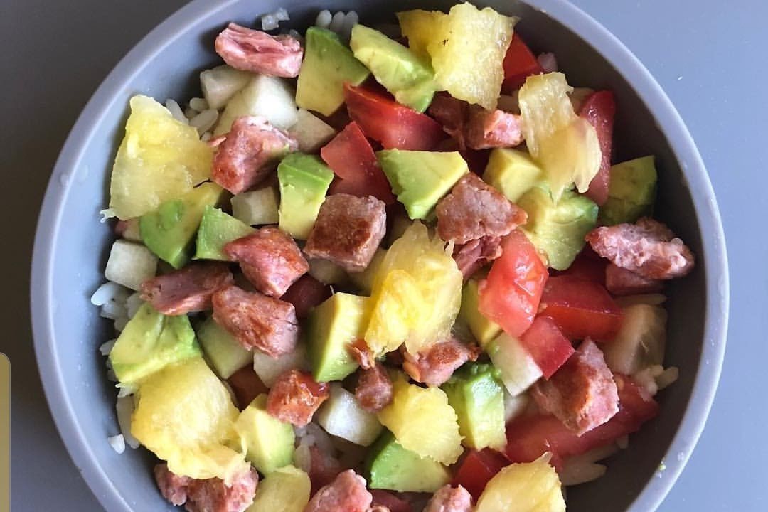 Ensalada de atún, piña y aguacate