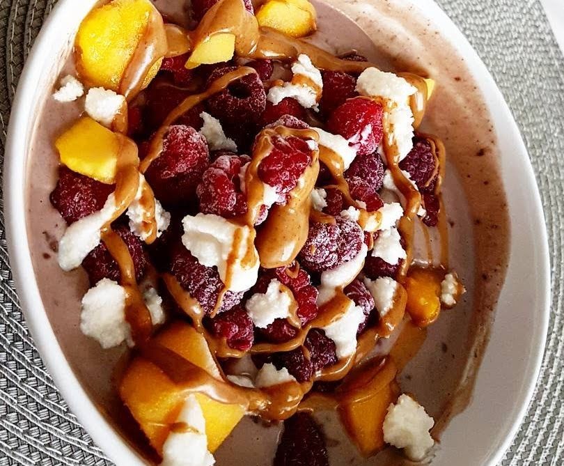 Bowl de chocolate y frutas de 477.1 Kcal