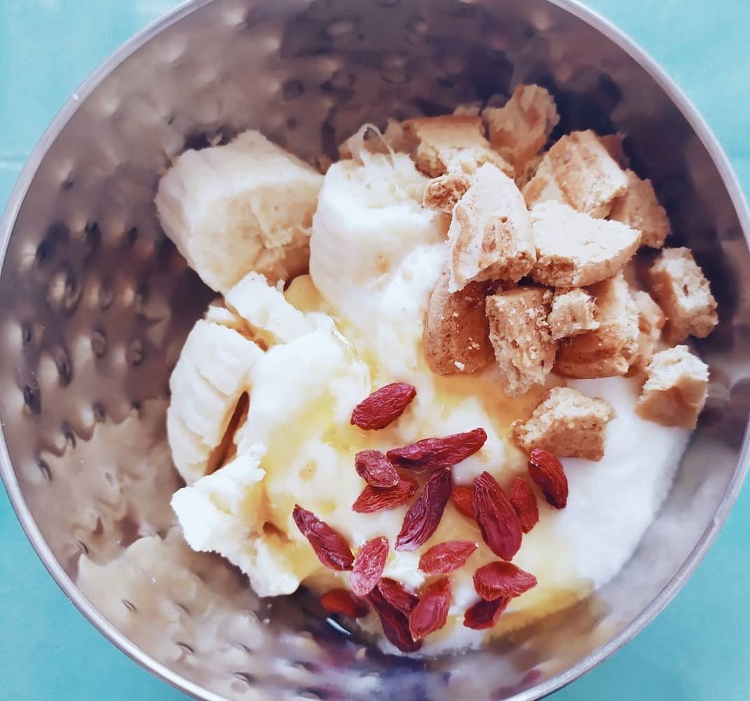 Plátano con yogurt y goji de 256 Kcal