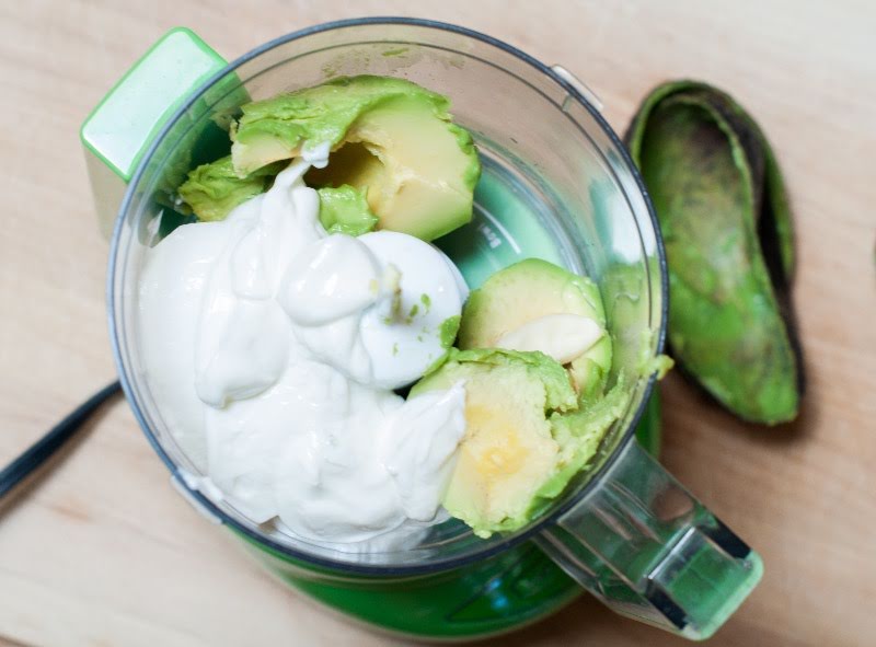 Ensalada suave de aguacate, pera y yogurt de 240 Kcal