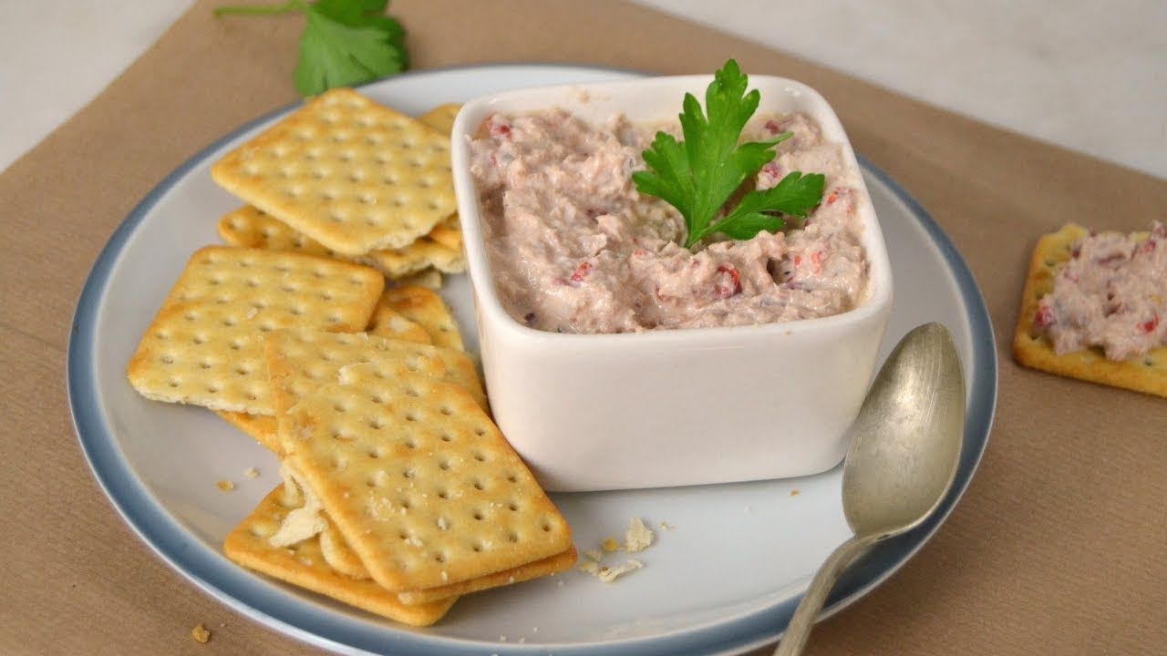 Ensalada de atún con galletas saladas