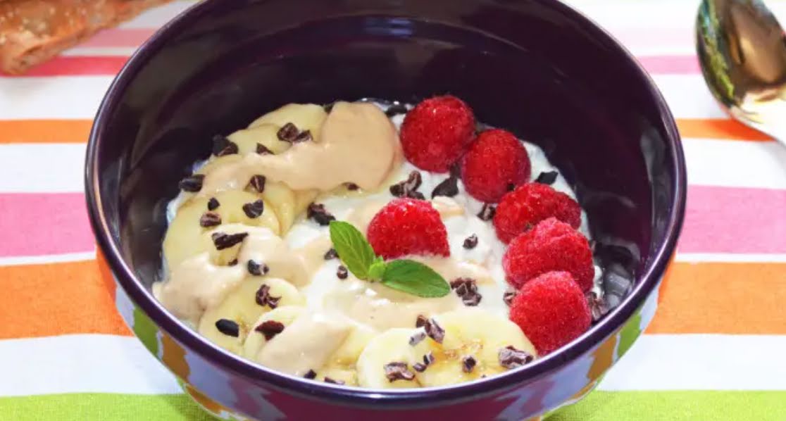 Fruta con queso cottage y crema de cacahuate de 248.1 Kcal - Receta