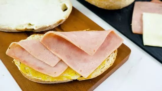 Pan con jamón de pavo de 105.5 Kcal