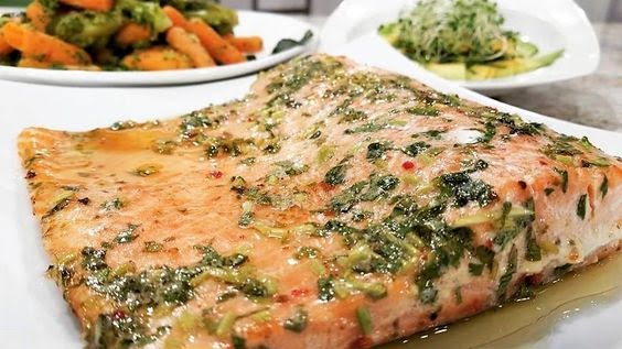 Salmón con mantequilla, cilantro y limón