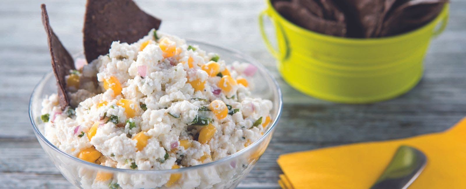 Tostadas de requesón, elote y espinacas