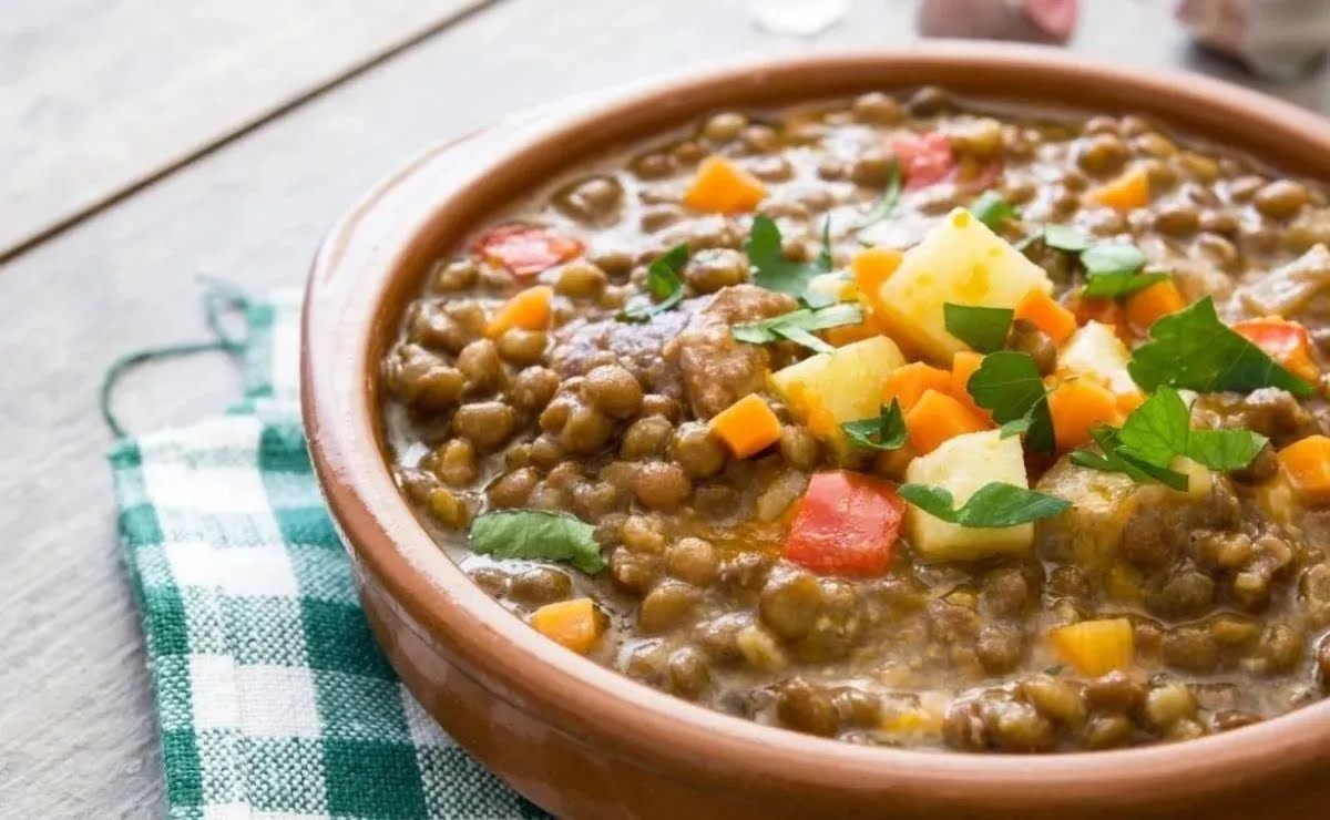 Sopa de lentejas con panela y papa