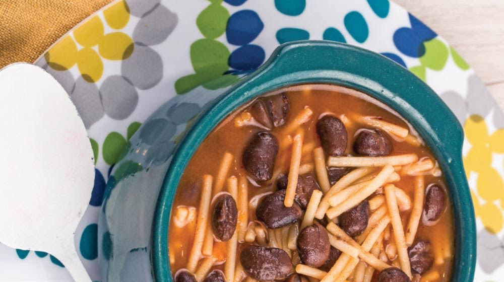 Sopa de fideos con panela y frijoles cocidos