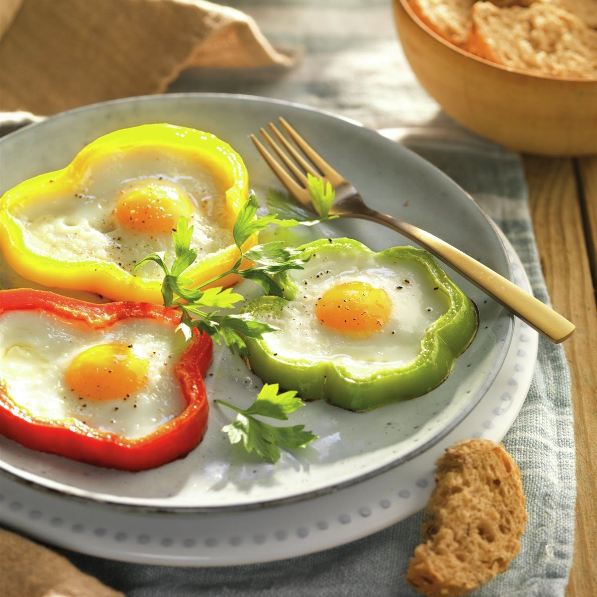 Huevos estrellados en pimientos de 270 Kcal