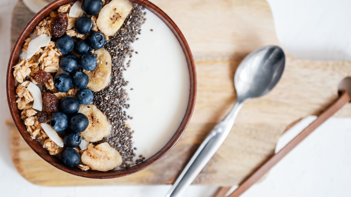 Yogur con chía y fruta de 414 Kcal