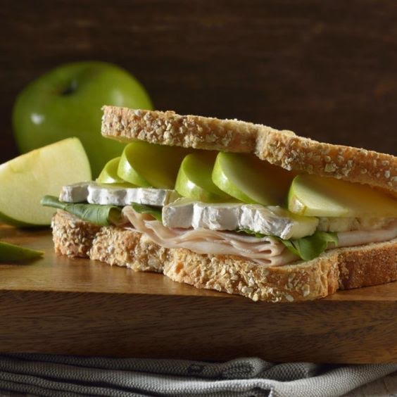 Sándwich de panela y pechuga de pavo con manzana