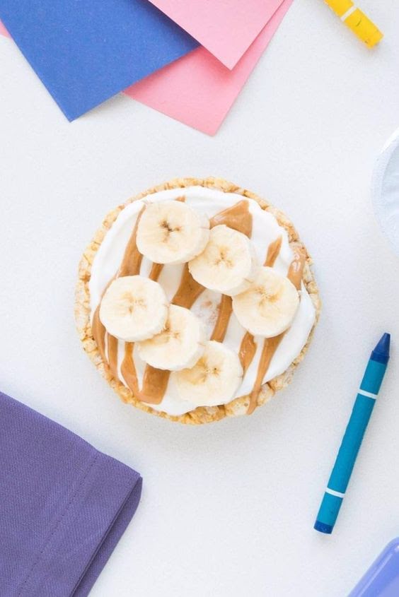 Rice cakes con yogur y crema de cacahuate