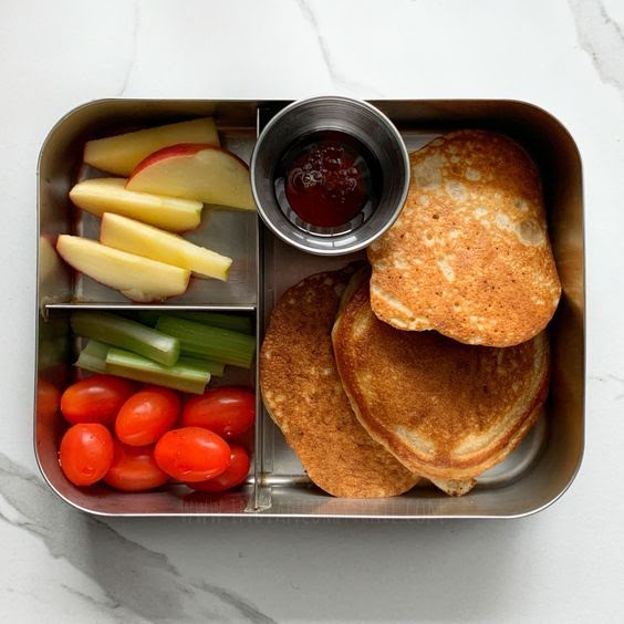 Lunchbox con hotcakes de avena y plátano