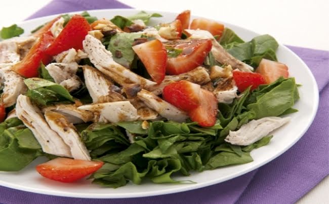 Ensalada de pollo con fresas de 262.2 Kcal