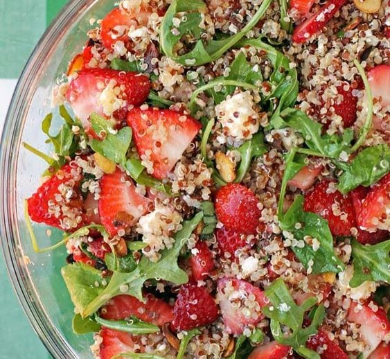 Ensalada de pollo con fresas, zanahoria y quinoa de 282.2 Kcal