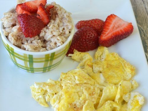 Huevo revuelto con verdura y avena cocida