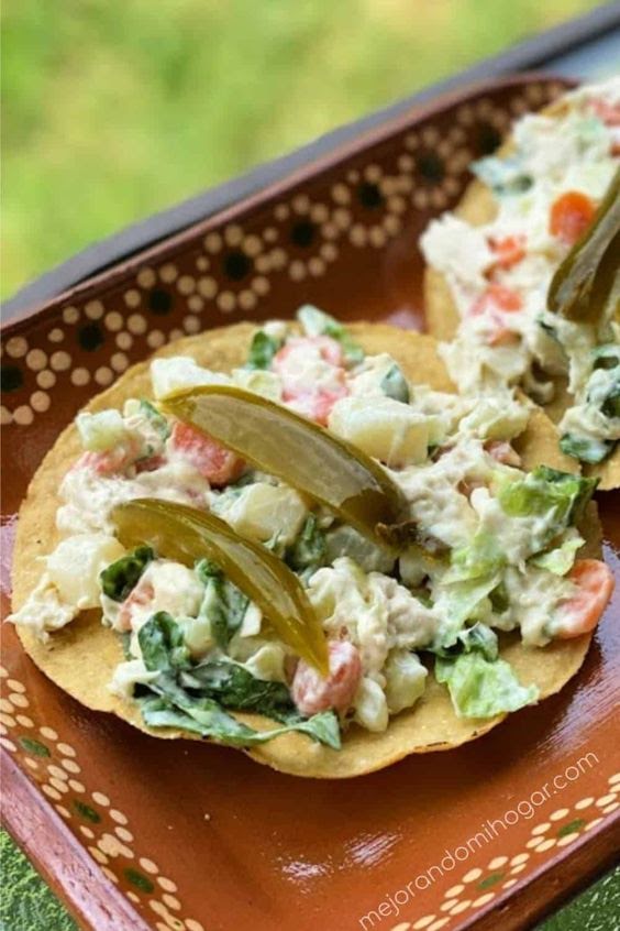 Tostadas de ensalada de pollo con verdura