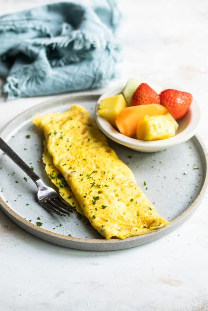 Omelette de vegetales sin queso y fruta