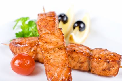 Brochetas de salmón con jitomate cherry de 119 Kcal