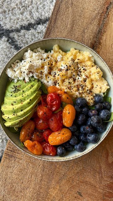 Huevos revueltos con tomate cherry y fruta de 245 Kcal