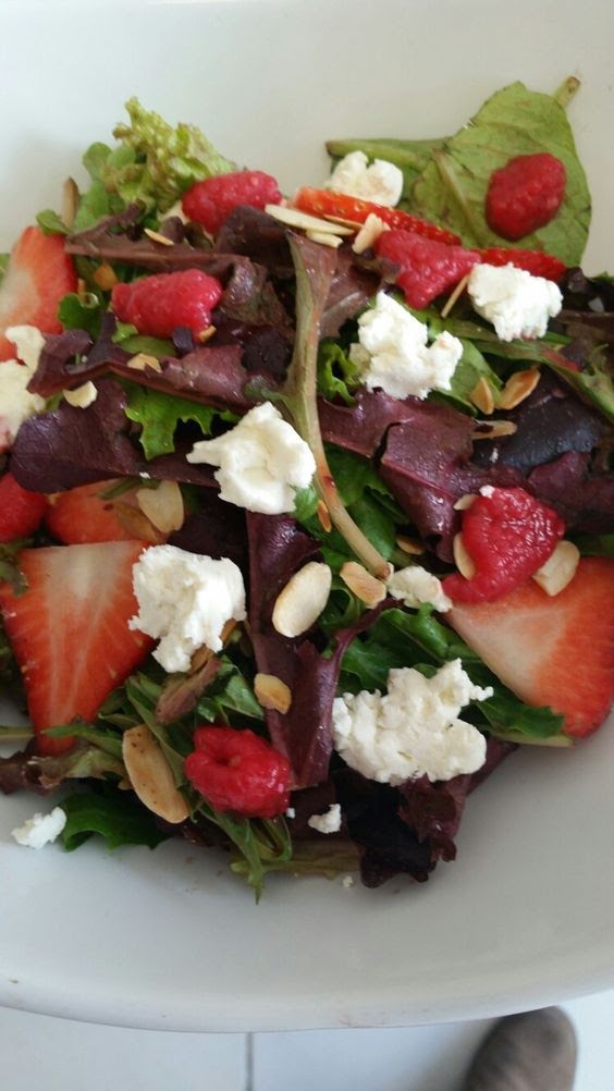 Ensalada de panela con frutos rojos de 391.2 Kcal