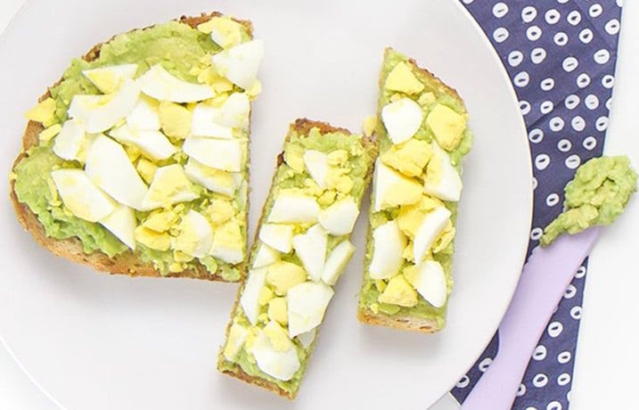 Toast de aguacate con huevo duro de 184 Kcal