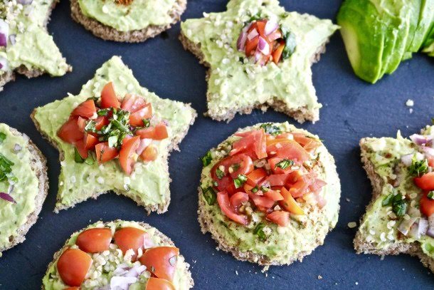 Pan tostado con aguacate y pico de gallo - Saborea Uno Hoy®