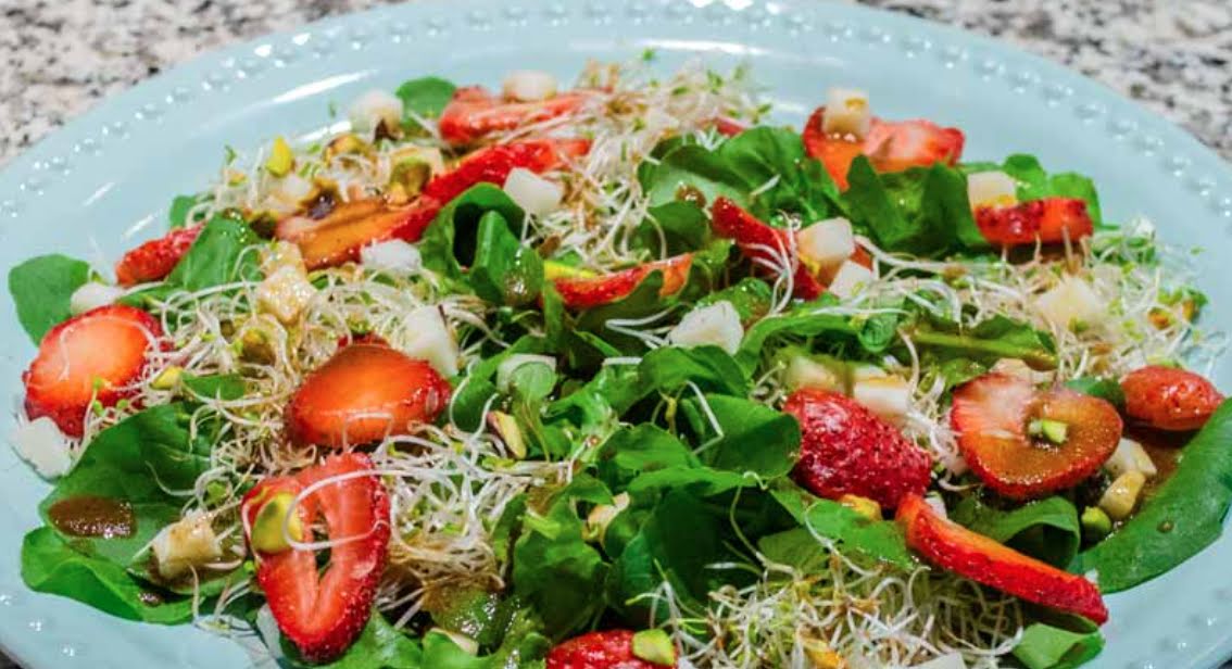 Ensalada de alfalfa con fresas de 130 Kcal