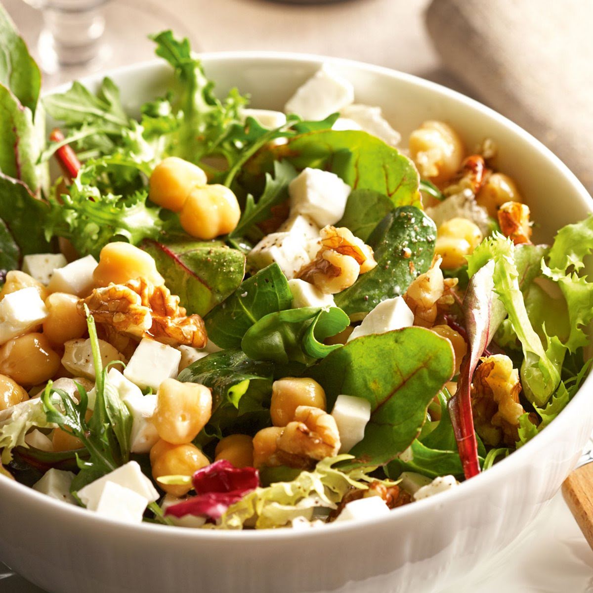 Ensalada de garbanzos y queso de cabra de 355.2 Kcal