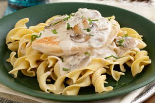 Pasta con pollo y salsa de champiñones