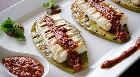 Panela asada con nopal y salsa de chile de árbol