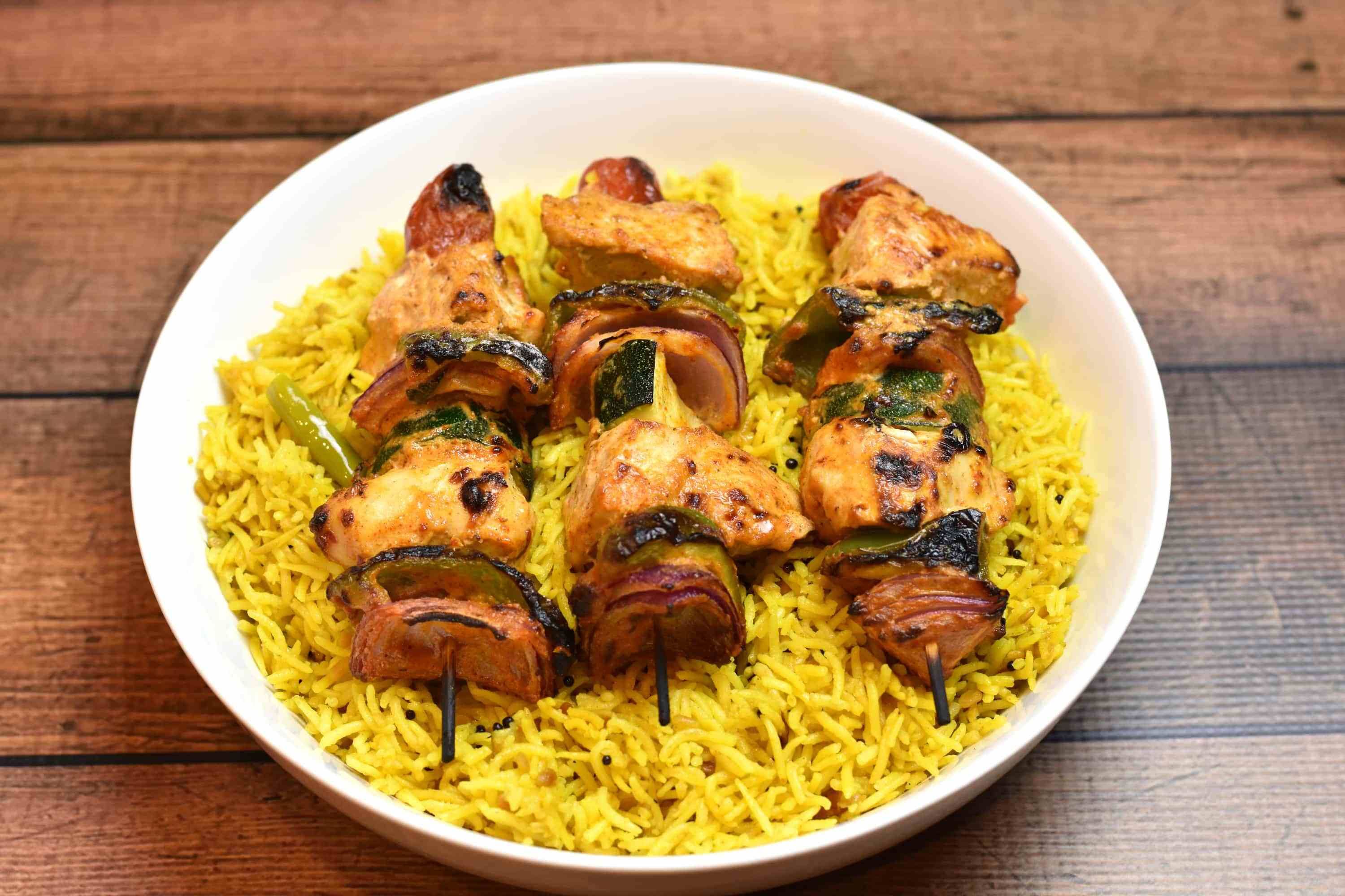 Brochetas de pollo con arroz