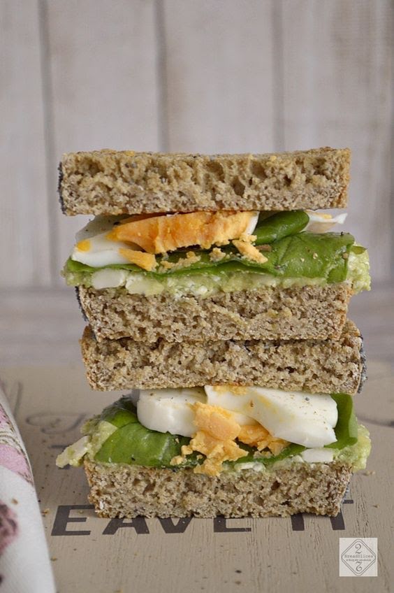 Sándwich de huevo cocido con aguacate de 290 Kcal