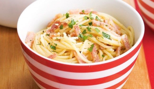 Spaguetti carbonara con pechuga de pavo de 354.5 Kcal