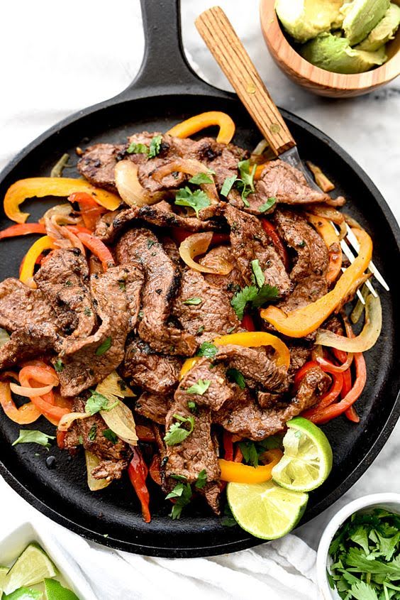 Fajitas de res con pimientos y champiñones