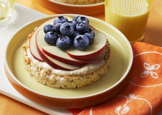 Ricecake con fruta y queso cottage de 239 Kcal