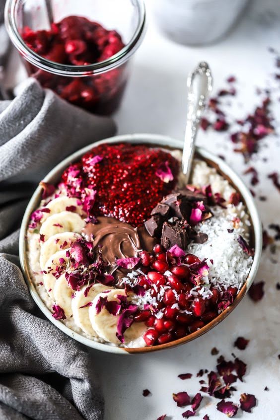 Mixed berries porridge with chocolate de 477 Kcal