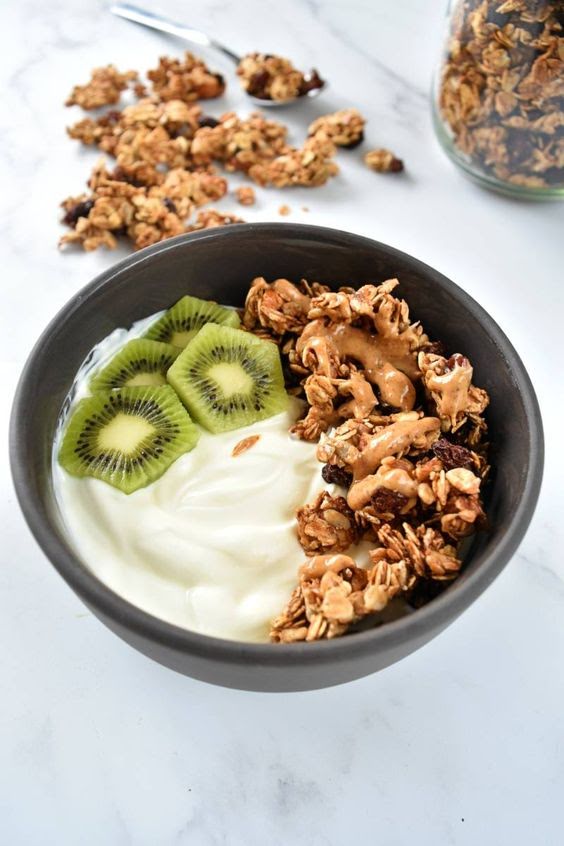 Kiwi and peanut butter yogurt bowl de 385.1 Kcal Receta fácil en la