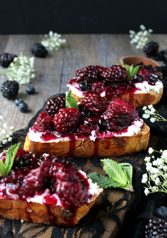 Toast de requesón con frambuesas