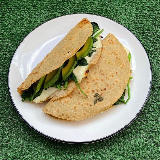 Quesadillas de panela con espinacas y aguacate de 282 Kcal