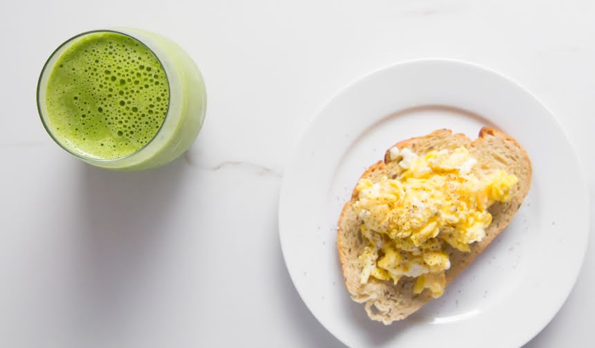 Huevo revuelto con jugo verde de  Kcal - Receta fácil en la app Avena