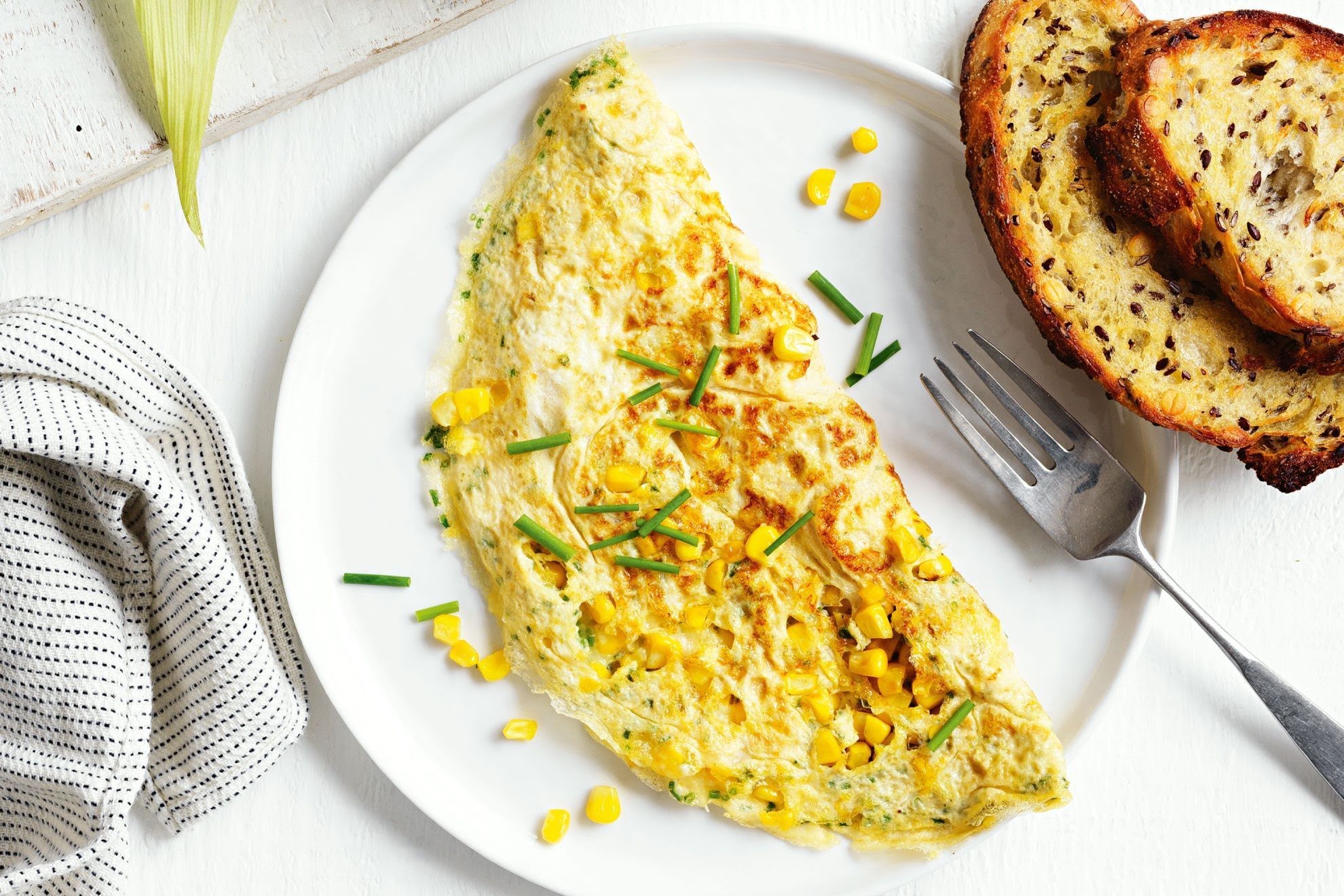 Omelette de elote + pan con mermelada casera