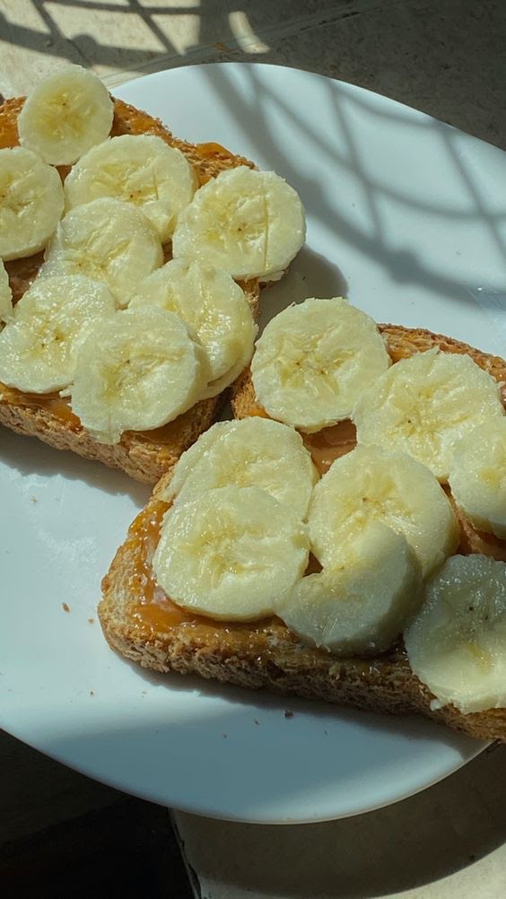 Pan tostado con plátano de 112 Kcal